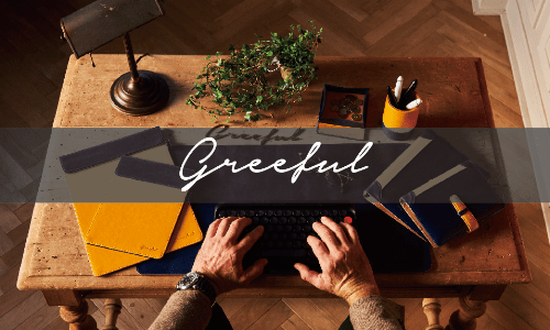 パソコンを操作している人を上から撮影した画像の上に、ブランド名Greeful（グリーフル）のロゴがついたバナー画像