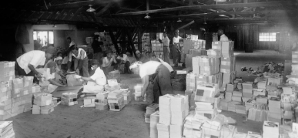 創業当時の神保町本社で雑誌梱包作業を行う社員の画像