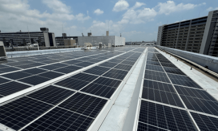 王子流通センター3号館の太陽光発電パネルを撮影した画像