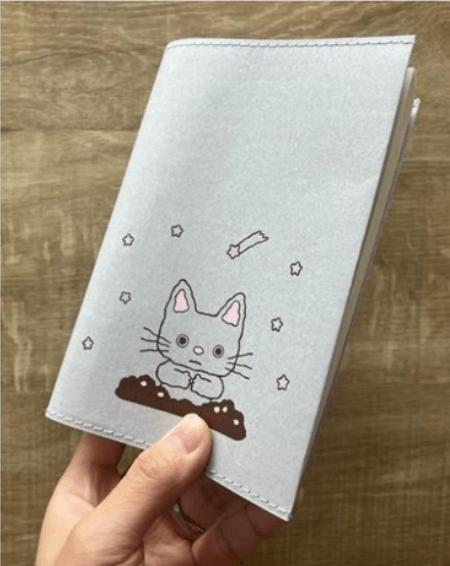 地球にやさしい 本好きのためのブックカバー をつけた本を読んでいる人の画像