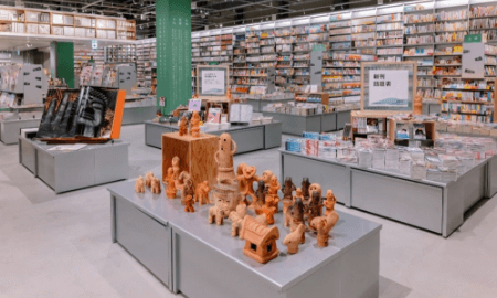 本とともに地域商材を扱う橿原書店の画像